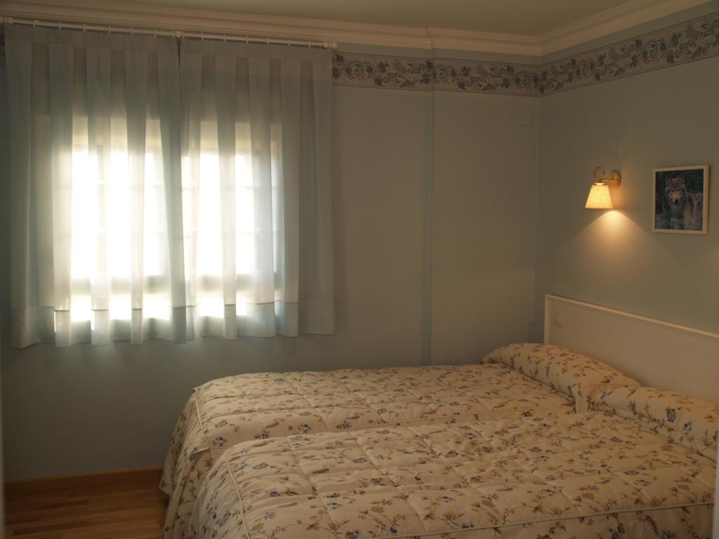 Hotel Chalet Puigdefabregas Jaca Zimmer foto